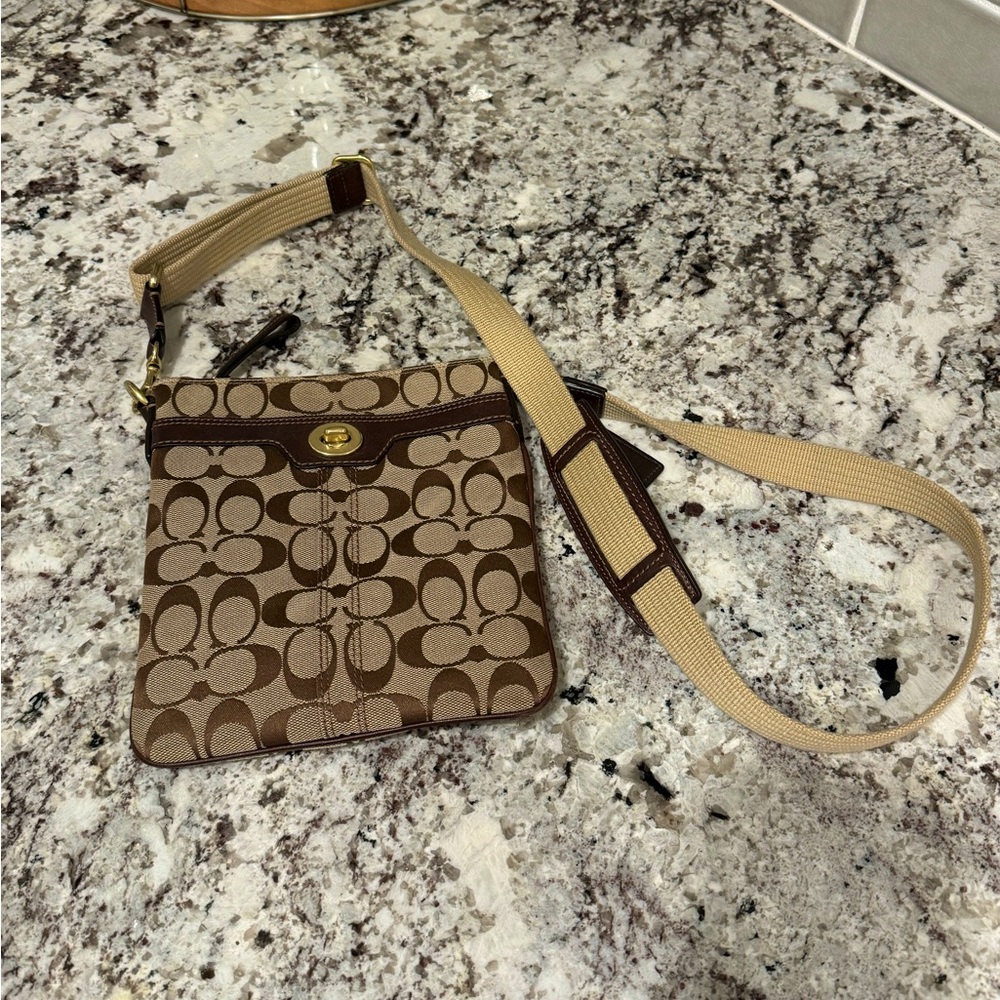 COACH Hampton Signature Swing pack.  Cross body bag. VGC Perfect for concerts!